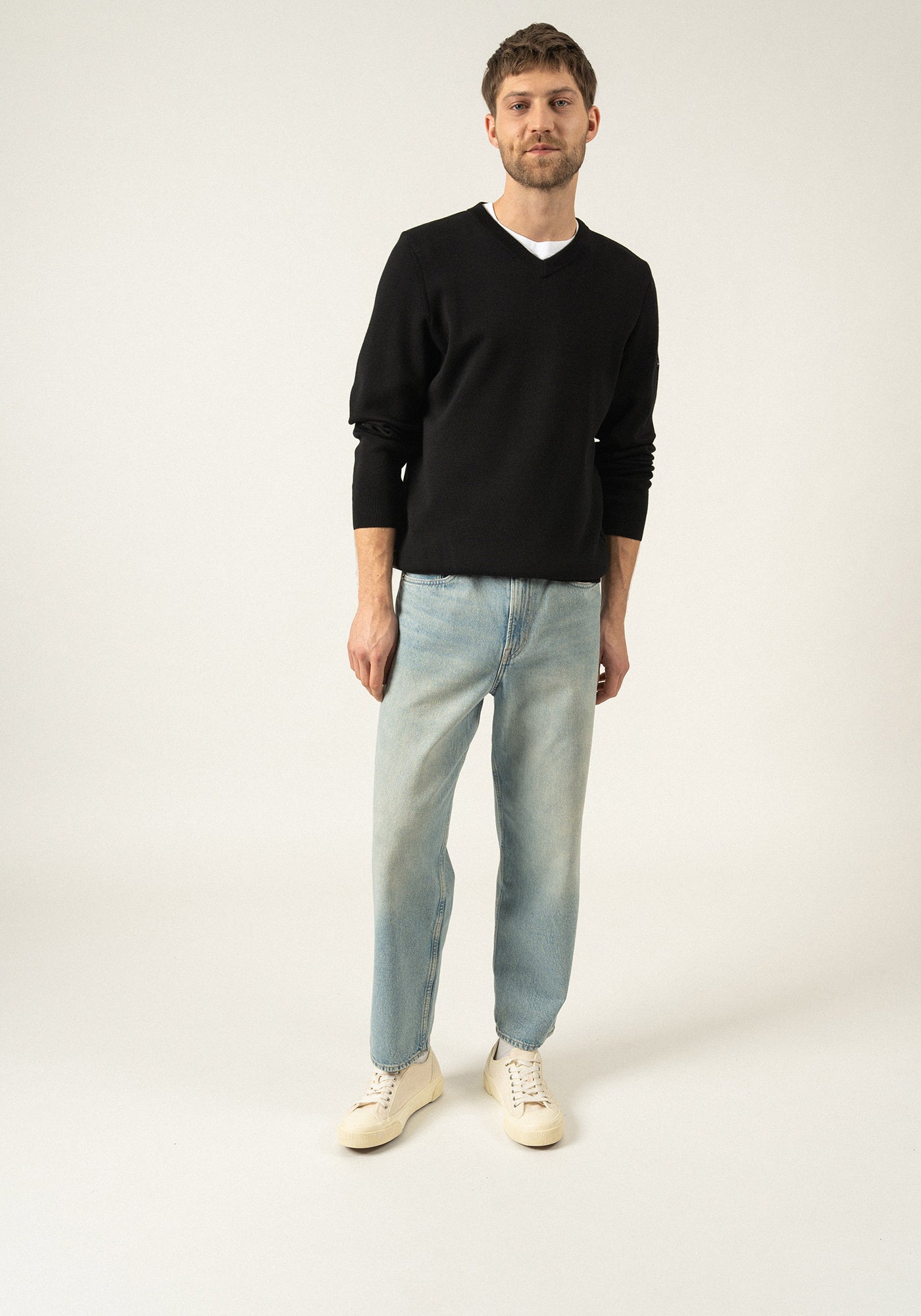 Cuirassé V neck jumper - in soft wool (NOIR)