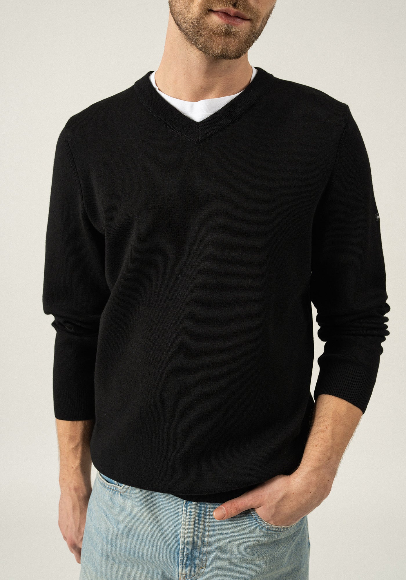 Cuirassé V neck jumper - in soft wool (NOIR)