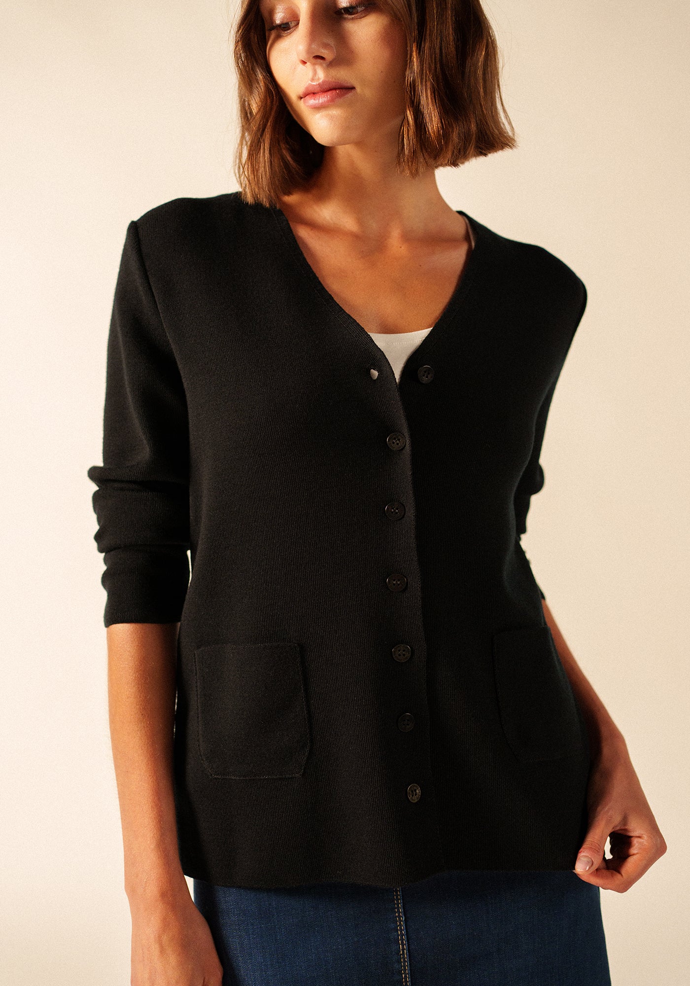 Blainville V neck cardigan - buttoned, in soft wool (NOIR)
