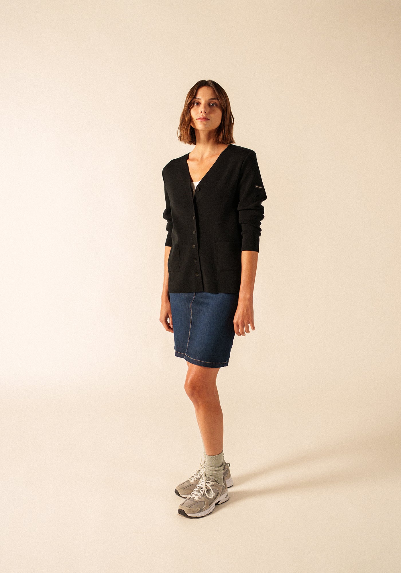 Blainville V neck cardigan - buttoned, in soft wool (NOIR)